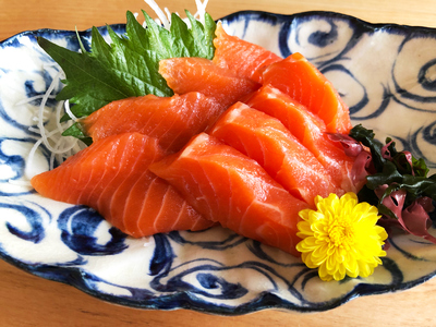 ＼TVで紹介／ 国産サーモン フィーレ 約700g 皮あり 半身 おろし身 広島レモンサーモン [1837]