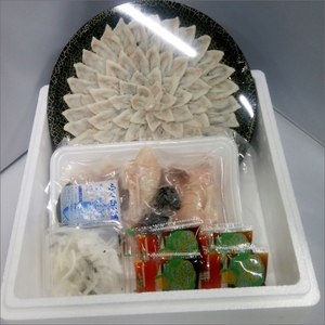【3回定期便】とらふぐフルコース【刺身菊盛・ちり鍋】〆はマルゴめん(中間市新名物米粉麺)九州の味を堪能 豪華2人前【001-0454】