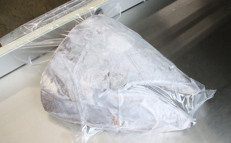 メバチマグロ兜 頭半割1個分（1kg） 1/2カット×1個 [0015-0069]