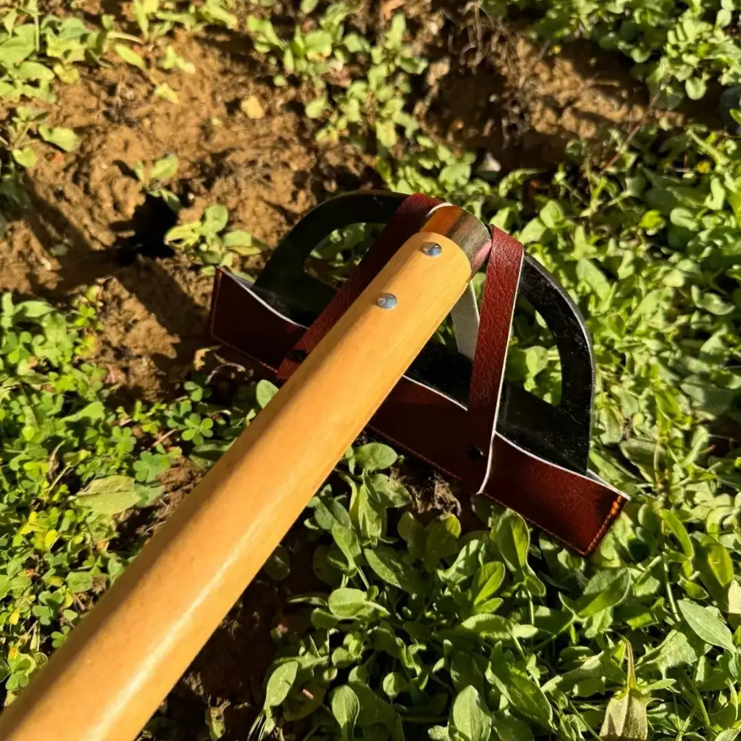 草削り立鎌210mm 刃先カバー付 草刈り 除草道具 園芸用品 燕三条製 [相田合同工場] 【022S055】