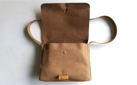 ハンドメイド 牛革製 ショルダーバッグ Lサイズ bag プレゼント 贈り物 誕生日 横須賀【M.シダータのアトリエ】 [AKAV005]