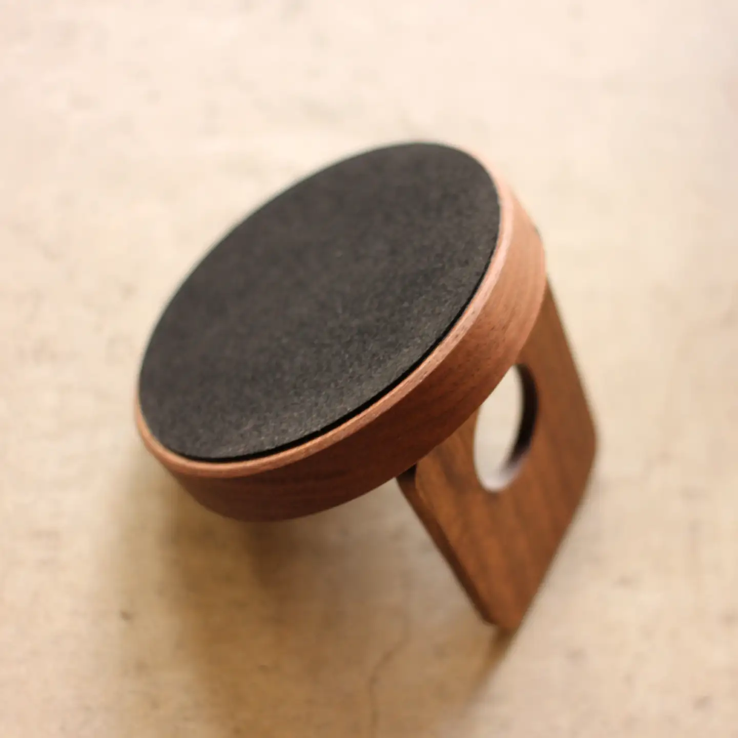 【Hacoa】汎用性高い木製スマートフォンスタンド ウォールナット 「Smartphone Stand」