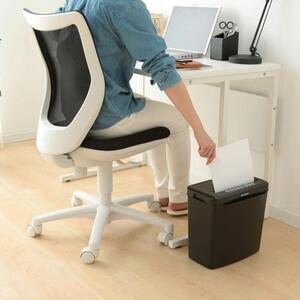 シュレッダー パーソナルシュレッダー アイリスオーヤマ A4 ブラック 家庭用 家庭 クロスカット 電動 コンパクト 小型 電動シュレッダー 家庭用シュレッダー ホッチキス 個人情報 裁断 オフィス用品 オフィス 事務用品 おすすめ 人気 アイリス P5GCX2