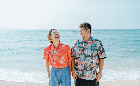 世界遺産を望む雄大な景色と、エメラルドブルーの海でロケーションフォトチケット 沖縄 おきなわ フォト 家族写真 記念日 海 ビーチ 大宜味村 撮影 カメラマン インスタ お祝い インスタ映え 写真 記念 チケット プロカメラマン 券 国内