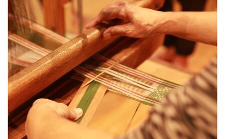 伝統工芸＜読谷山花織＞テーブルセンター（特大） 〇 花柄 ロマン 沖縄 織物 温かさ 上品 花紋様 １点物 技術 可憐 幾何学模様 琉球藍 福木 銭花 扇花 風車花 子孫繁栄 琉球王朝時代 王族