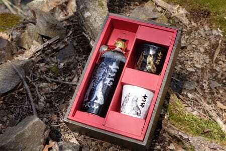 ふるさと納税限定・本格じゃがいも焼酎 七ツ石 ※玉川麻衣・画　特別陶器酒瓶仕様いも焼酎＆白と黒のぐい呑みセット【tab0228】