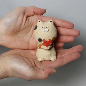 信楽焼 手作りハート持ち三毛猫 置物