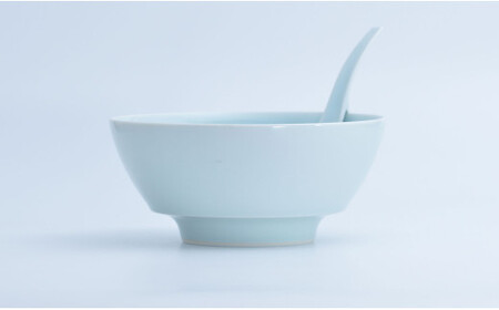 有田焼 究極のラーメン鉢 青白磁 レンゲ付【まるぶん】食器 器 うつわ 磁器 陶磁器 麺鉢 ラーメン鉢 丼 丼ぶり どんぶり シンプル おしゃれ ブルー 水色 電子レンジ対応 食洗機対応  A22-72