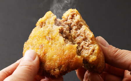 【全3回定期便】長崎和牛 出島ばらいろ入り お肉屋さんの特製 メンチカツ 80g×12個 計36個 (12個×3回) ／ 惣菜 お惣菜 晩御飯 揚げ物 冷凍 冷凍食品 おかず 加工品 長崎県 長崎市