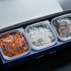 魚屋が作る 珍味3点セット 剣先イカ塩辛 赤ナマコ酢 ふぐ皮キムチ 冷凍 山口県 長門市 仙崎 国産 配送日指定 日時指定  (10133)