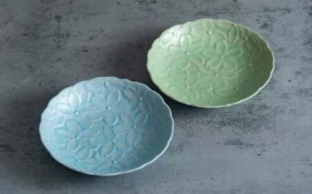 【日常に和の優雅さを】有田焼 mint. 桜彫り 12.7cm 深小皿 2枚セット (ブルー・グリーン)【金照堂】小皿 小鉢 副菜皿 副菜鉢 菓子皿 食器 皿 磁器 和食器 A25-638