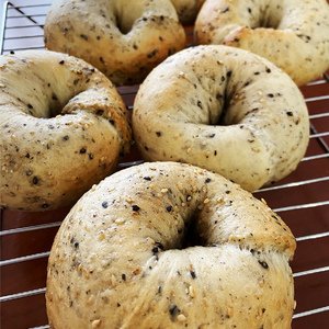 [ふわもちベーグル] 乳製品不使用セット4種 (プレーン3個・黒糖3個・全粒粉3個・ごま3個) [1653]