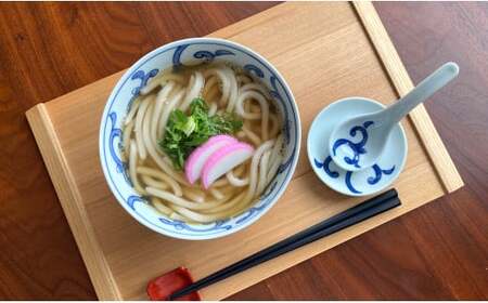 有田焼 飽きのこない唐草紋様の丼とレンゲのセット【しん窯 青花】【佐賀県陶磁器工業協同組合】和食器 食器 うつわ 器 丼ぶり 丼 レンゲ うどん ラーメン 手描き プレゼント ギフト 手描き からくさ 35000円 3.5万円 A35-522