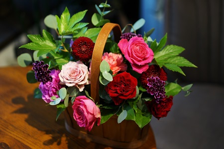 季節の生花のフラワーアレンジメント：B270-001