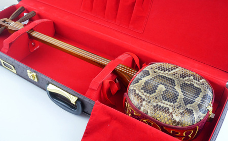 三線　「屋良三線屋」の沖縄産クロユシギ三線　＜透明漆塗＞