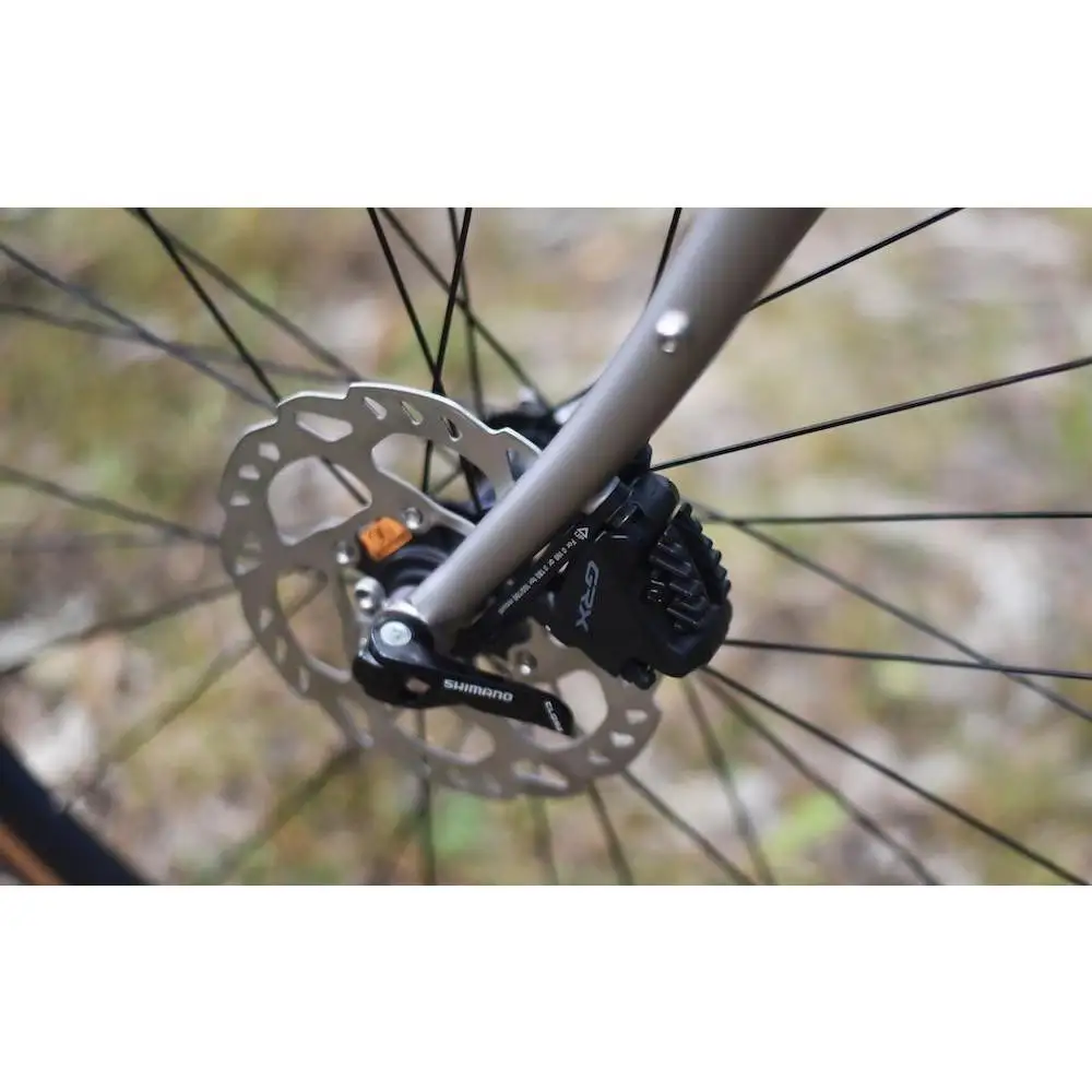 【高島屋選定品】【VIGORE】山と旅の自転車プラス GRX600（1×11速 / マット・チタンカラー）