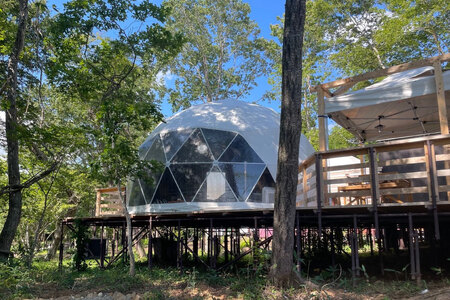 グランピング ＆ キャンプ CAMELLIA 気仙沼大島 お持ち込み BBQ プラン ペア 宿泊券 ＆ 気仙沼大島産 純椿油 30ml セット [プリミティブシンク 宮城県 気仙沼市 20565078]