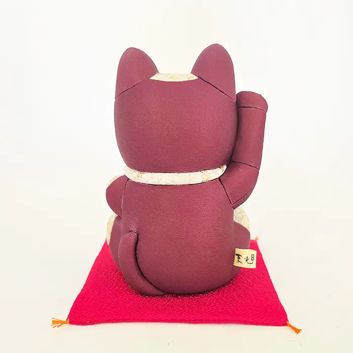木目込人形（招き猫・特大 アルファーズ） | まねきねこ 猫 飾り物 人形 置物 ちりめん 伝統工芸 縁起 開運招福 千客万来 商売繁盛 金運 インテリア プレゼント 雑貨 可愛い 柿沼東光 クールジャパン The Wonder 500 埼玉県 越谷市