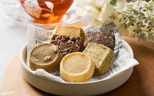 クッキー あじさいにかたつむりクッキー缶　リボン付き