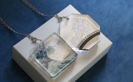 ネックレス 色と文化を重ねて「遊」ぶアクリルレイヤ—ネックレス【遊】 アクセサリー アクリルレイヤーネックレス 葛飾北斎 隅田川花火大会 レイヤー分け 重層的 小道具 墨田区 東京都 NAMIURA（浪裏）
