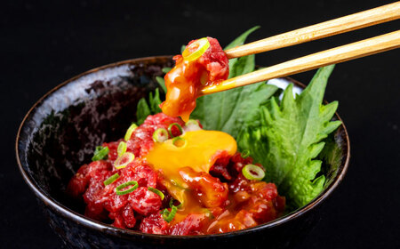 【全6回定期便】馬肉 さくらユッケ 50g×5パック 計250g 馬肉 桜ユッケ 赤身 生食 小分け 冷凍[AYBV029]