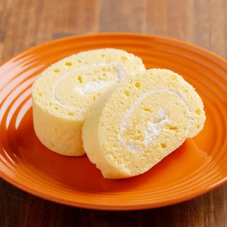 道産素材にこだわった老舗菓子店のしっとりスフレロールケーキ 1本（約12cm） SRMJ081