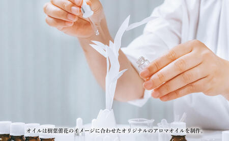 【切り紙文様のレリーフ】有田焼 樹葉蕾花 香折切 (アロマディフューザー) 【ワークショップワイズケイ】切り紙作家「矢口加奈子」とのコラボ ギフトにもおすすめ アロマディフューザー アロマストーン アロマオイル ギフト 一輪挿し 花器 アロマ 香り A40-354