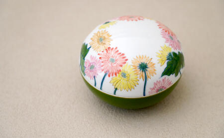 有田焼 ボンボニエール（ガーベラ / イエロー系）職人舎 【伝統工芸士・松尾せつ子】食器 器 うつわ 染付 花柄 ジュエリーボックス 菓子箱 伝統工芸 手描き イエロー 黄 工業組合 A120-38