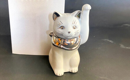 【瀬戸焼】江戸猫 4寸手長 ホワイト プラチナ 左手上げ 13cm 化粧箱入り【スズカ】 / 招き猫 インテリア 雑貨 置き物 開運 / 瀬戸市 [BBDJ004]