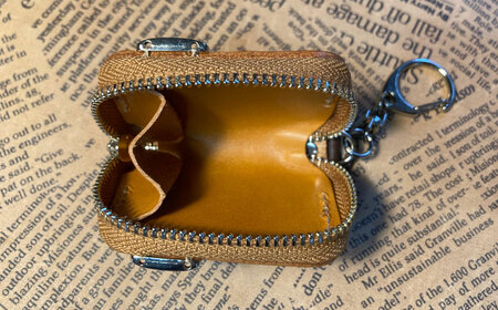 鞍型ミニラウンドファスナーコインケース [BIAU004] 競馬 競馬