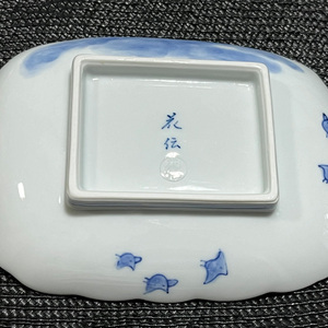 有田焼 染付霊峰富士に波濤文 小向付 2枚セット【有田焼 花伝作】食器 器 うつわ 皿 和皿 小皿 取皿 2枚 セット 富士山 富士 縁起物 染付 青  手描き 電子レンジ対応 A35-350