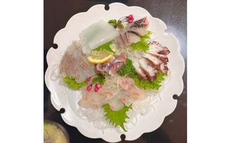 有田焼 白磁彫雪月花文大皿【有田焼 花伝作】食器 器 うつわ 皿 和皿 大皿 盛皿 白磁 雪輪 雪 月 桜 雪月花 可憐 美しい ホワイト 食洗機対応 A35-351