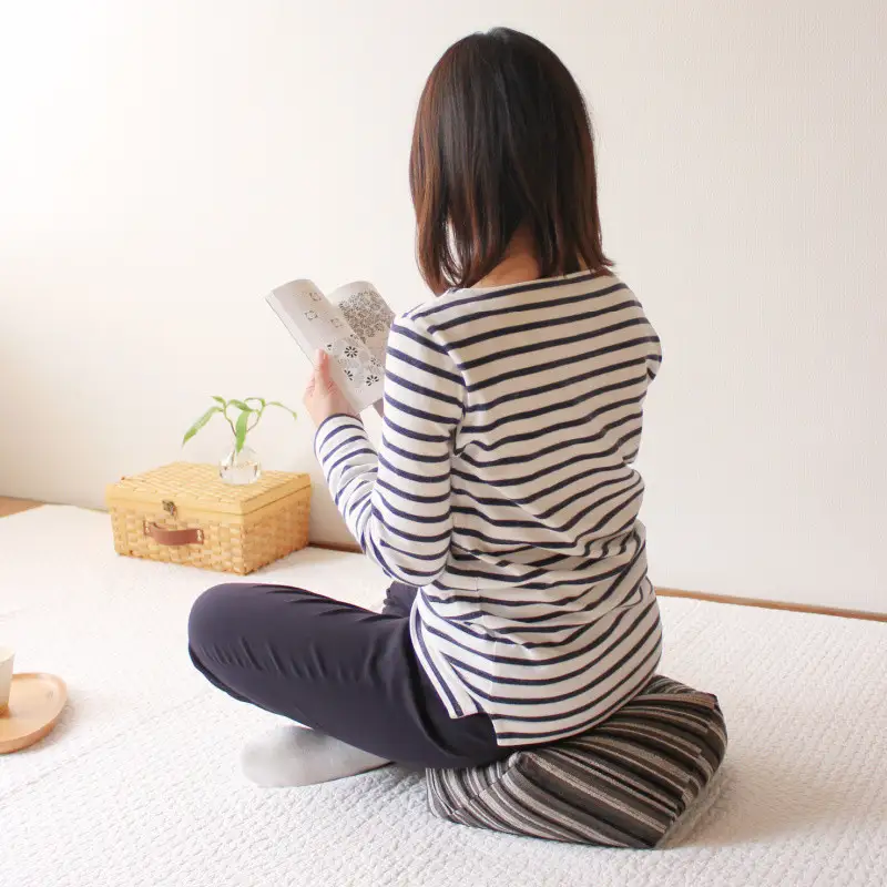 【洛中高岡屋】シンプルなデザインと素材感 おじゃみ座布団＜グラフ・ブラック＞[ 京都 老舗 座ぶとん クッション お手玉 黒 ストライプ リラックスアイテム 人気 おすすめ ラクに座れる 座り心地抜群 おしゃれ インテリア ギフト プレゼント お取り寄せ 通販 送料無料 ふるさと納税 ]