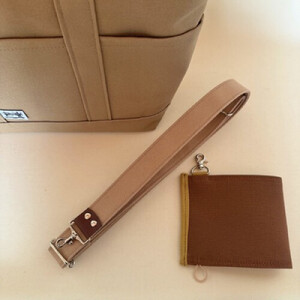 NUNUTOTO　ベージュ×ブラウン　Mサイズ　ショルダーストラップ＆ペットボトルホルダーセット