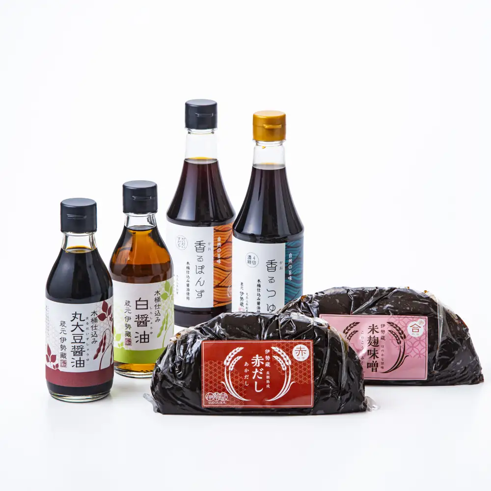 プラスティックやステンレスの桶とは異なる、「百年木桶」ならではの味わいを。創業100年以上続く、希少な木桶仕込みの伊勢藏6点セット（丸大豆醤油200ml、白醤油200ml、香るぽんず360ml、香るつゆ360ml、米麹味噌500g、赤だし500g）【天然醸造手作り、おすすめ、人気、プレミアム、高評価、刺身、詰め合わせ、ギフト、家庭、国産、調味料、寿司、魚、料理、三重県、四日市市、ふるさと納税】