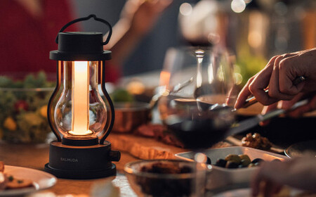 バルミューダ BALMUDA The Lantern ブラック L02A-BK／JP｜ バルミューダ ザ ランタン BALMUDA LEDランタン 黒 持ち手付き 野外 照明 防災 キャンプ アウトドア スタンド おしゃれ 家電 リビング コンパクト