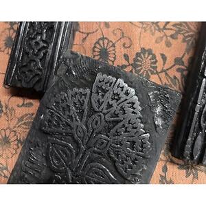 職人の技が光る美しい暖簾（木版染め　更紗紋）