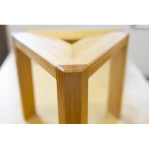 オブジェとしても美しい　東京・八王子産の杉を使った「三角スツール」