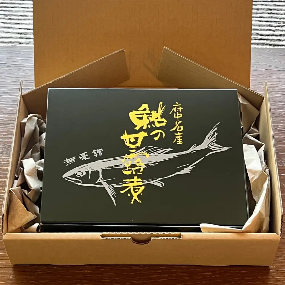 鮎の甘露煮5尾入り 無憂舘（府中市） ／ あゆ 魚 惣菜 ご飯のお供 鮎料理 真空パック 老舗 伝統製法 秘伝のタレ 甘辛 旨味 しっとり お歳暮 お中元 贈答品 広島県 No.1164