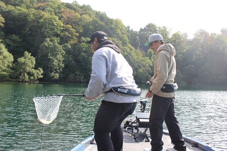 ONEOFF宮入拓也プロガイドによる『野尻湖バス釣りガイド利用券 35,000円（貸切一名様）分』スモールマウスバスの聖地で、ライブスコープ付き魚群探知機など最先端機器を使用した本格バスフィッシングを。未経験者から上級者まで、お子様の釣りデビューにも【長野県信濃町ふるさと納税】