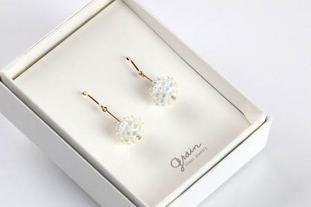 grainピアス 【白】ガラスジュエリー Glass Jewelry grain アクセサリー 秋田