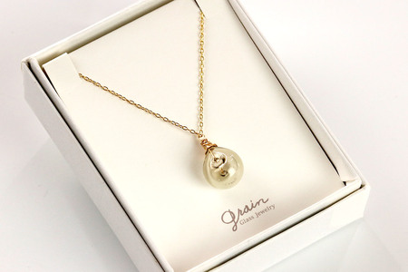 しずくネックレス 【ライトブラウン】ガラスジュエリー Glass Jewelry grain アクセサリー 秋田