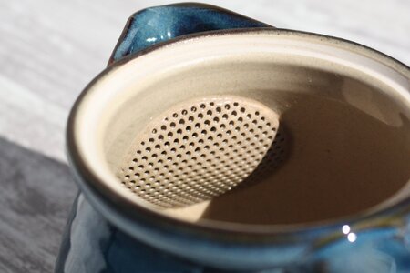 常滑焼　盛正窯　広口ブルーポット　セラメッシュ（陶製茶こし）| 常滑焼 急須 シンプルデザイン おしゃれ 焼き物 特産品 贈り物 プレゼント とこ販 茶器 和食器 陶器 陶磁器 ティーポット キッチン用品 キッチン雑貨 日本製 食器 紅茶 日本茶 愛知県 常滑市