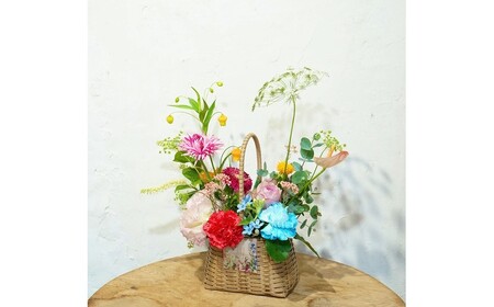 【6回定期便】季節の生花バスケットフラワーM / お花 フラワー アレンジメント バスケットフラワー そのまま飾れる 作家 手作り カゴバッグ 旬の生花 定期便 ナチュラル インテリア お祝い 高知市【株式会社tomoni】[ATCG054]