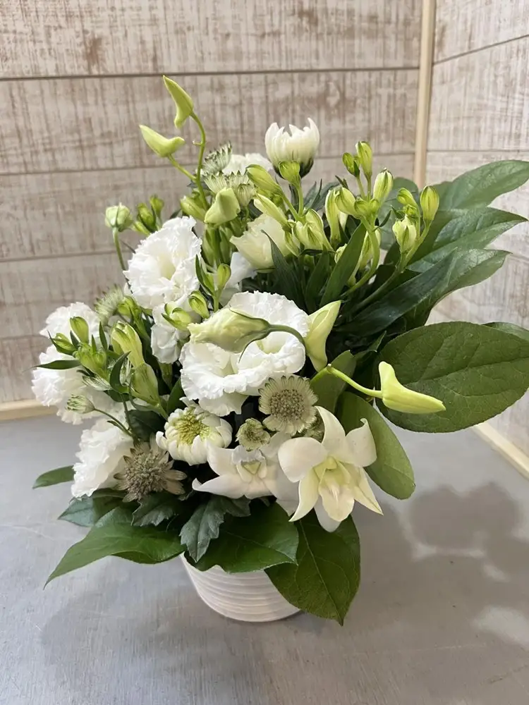 1960年創業 老舗花屋の御供生花アレンジメント（白×グリーン系定番デザイン）