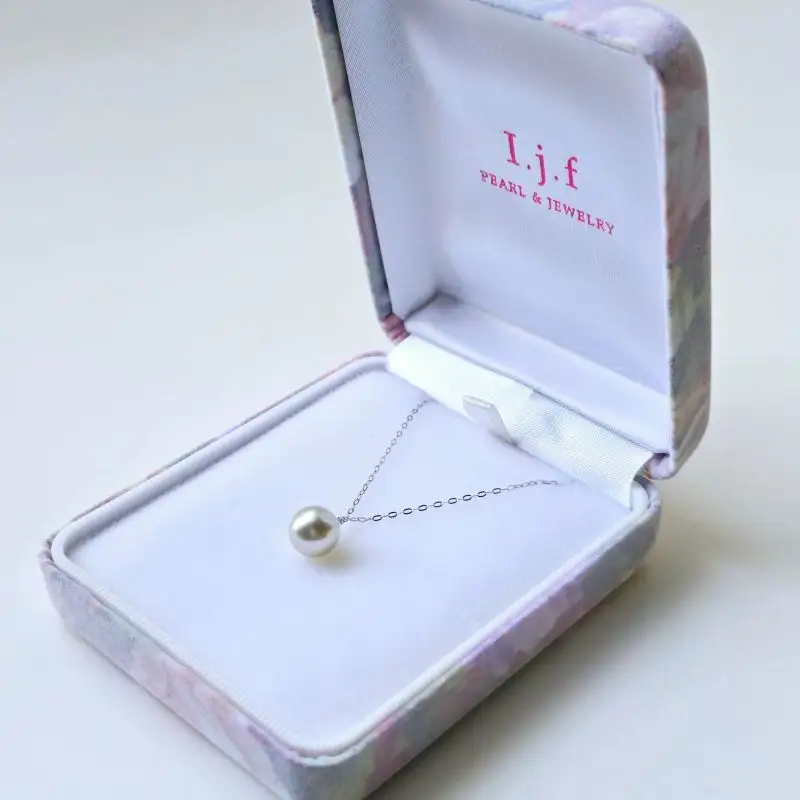 真珠 ペンダント 8.5mm Pt850 約40cm グレー パール アクセサリー ジュエリー ファッション 冠婚葬祭 慶事 誕生日 結婚式 記念日 お祝い 贈答用 贈り物 ギフト プレゼント 普段使い おしゃれ カジュアル / 上品な色味に心惹かれる、シルバーグレープラチナペンダント