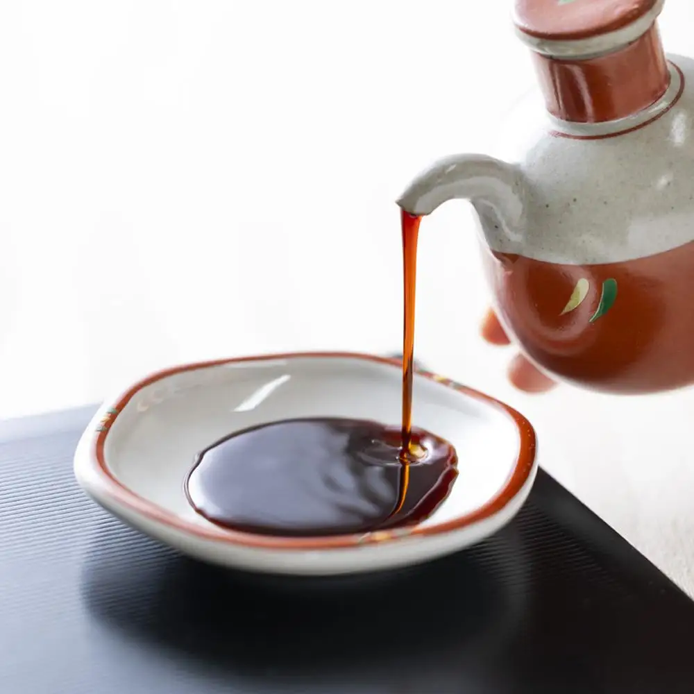 伊勢藏 こいくち醤油 8本セット（本醸造こいくち1L×8本）プラスティックやステンレスの桶とは異なる、「百年木桶」ならではの味わいを。 創業100年以上続く、希少な木桶仕込みの定番醤油セット│天然醸造 手作り 老舗 国産 調味料 おすすめ 人気 プレミアム 高評価 濃厚 刺身 詰め合わせ ギフト 家庭用 寿司 煮物 冷奴 焼魚 料理 炒め物 三重県 四日市 ふるさと納税