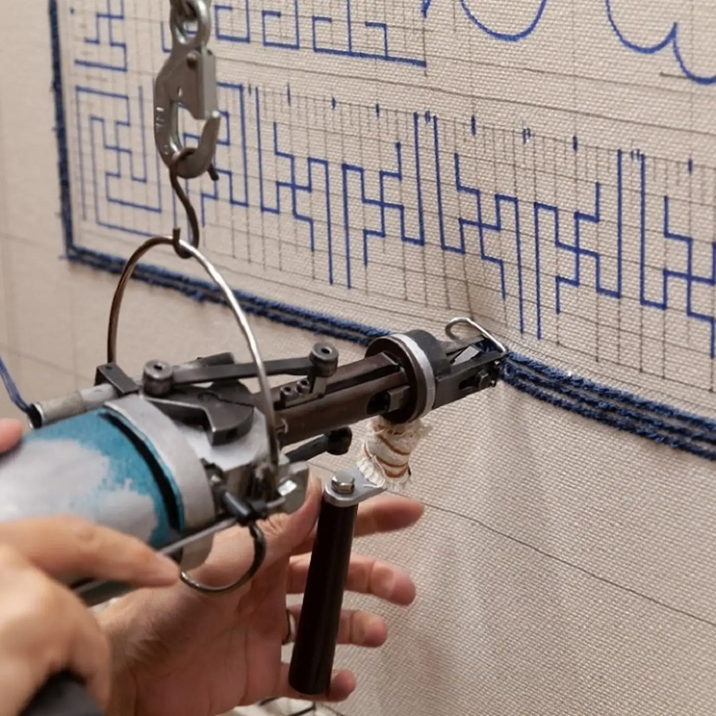 鍋島緞通 [手刺繍] 花菱龍唐草縁まんじ文 玉子地：C510-010