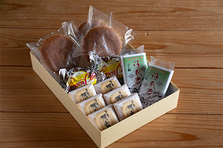 手作りにこだわった人気の焼き菓子と和菓子の詰め合わせ4種セット【1231483】