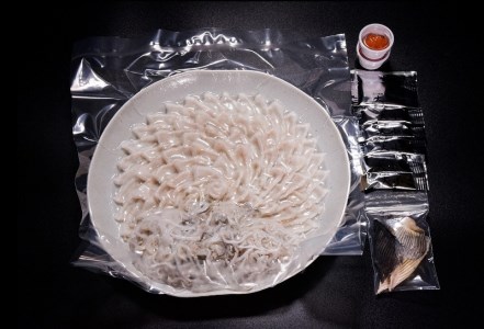 【配送日指定可】 とらふぐ刺身 3～4人前 本場山口県 ふぐ刺し フグ刺し 人気ふぐ刺し 大人気フグ刺し トラフグ 養殖とらふぐ 養殖トラフグ 養殖ふぐ 養殖フグ 最高級とらふぐ 最高級トラフグ 人気とらふぐ 大人気とらふぐ 海鮮とらふぐ 海鮮トラフグ 人気海鮮とらふぐ 大人気海鮮とらふぐ 父の日 中元 歳暮 贈答 ギフト （とらふぐ刺身120g とらふぐ皮120ｇ とらふぐヒレ6枚 もみじおろしとポン酢付き）(1209)